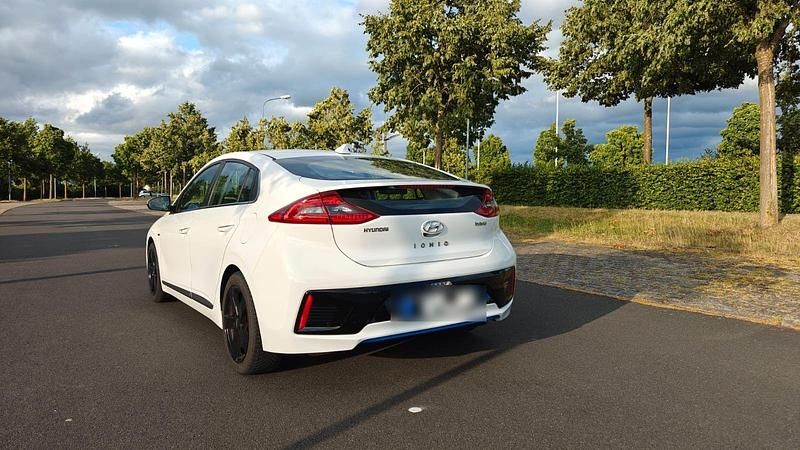 Gebraucht Hyundai Ioniq Premium 141 PS (103 kW) 2016 Weiß Kleinwagen