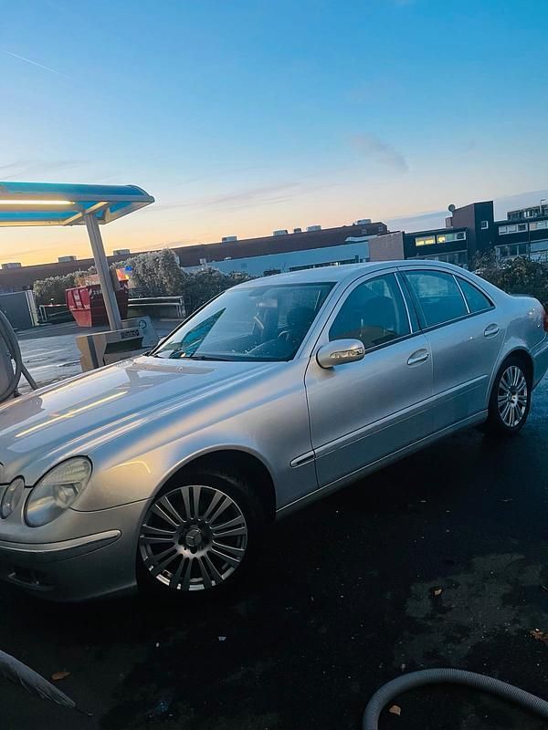 Grau Gebraucht 2005 Mercedes E200 Classic Limousine | 3.650 € - Bild 1/4