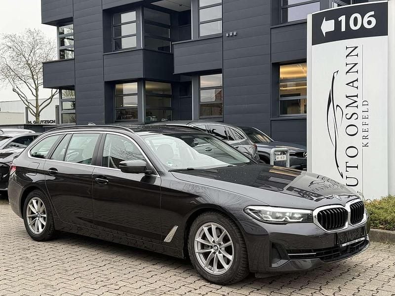 Gebraucht BMW 520 Sport Line 190 PS (139 kW) 2023 Sophistograu brillanteffekt me Kombi
