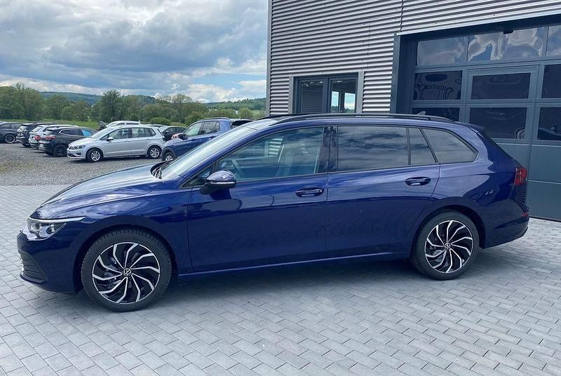 Gebraucht VW Golf VIII 150 PS (110 kW) 2024 Atlantik blue Kombi