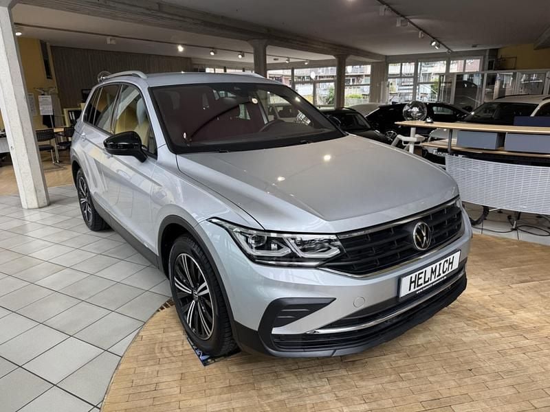 Gebraucht VW Tiguan United 150 PS (110 kW) 2021 Silber (metallic) SUV