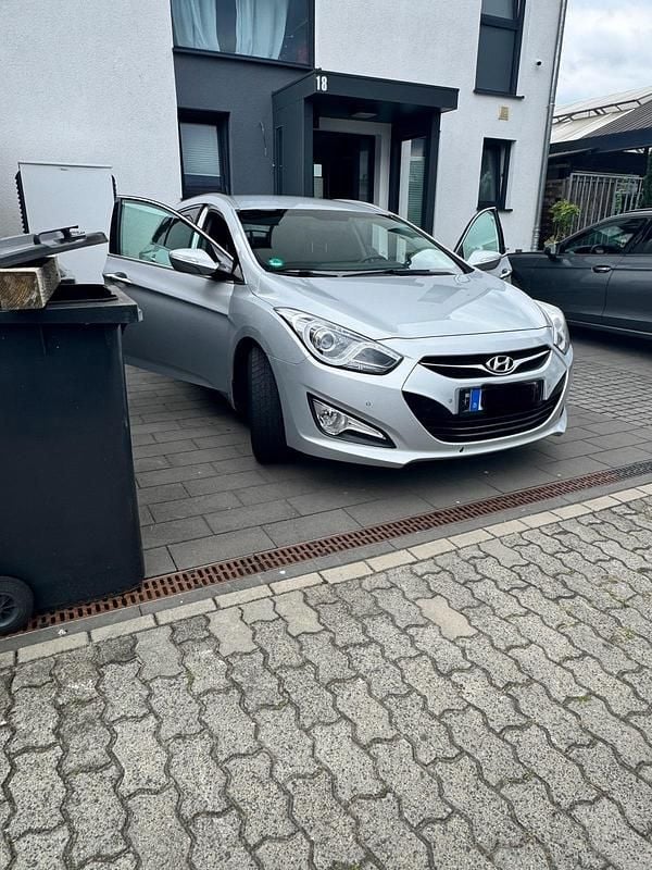 Silber Gebraucht 2011 Hyundai i40 Kombi | 5.950 € (Guter Preis) - Bild 1/4