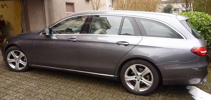 Grau Gebraucht 2016 Mercedes E220 Avantgarde Kombi | 20.500 € (Guter Preis) - Bild 1/4