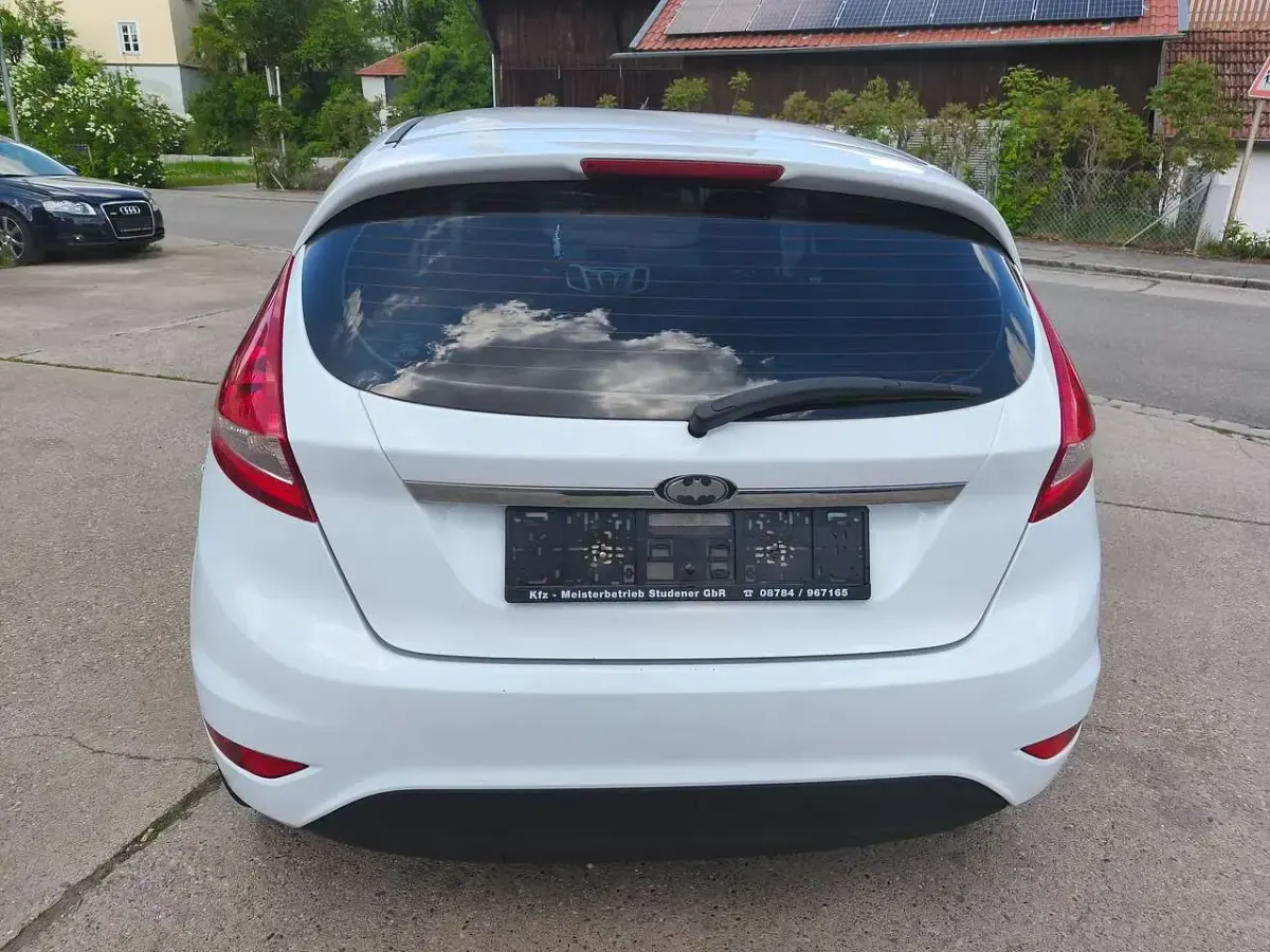 Gebraucht Ford Fiesta Titanium 97 PS (71 kW) 2012 Frostweiß Kleinwagen