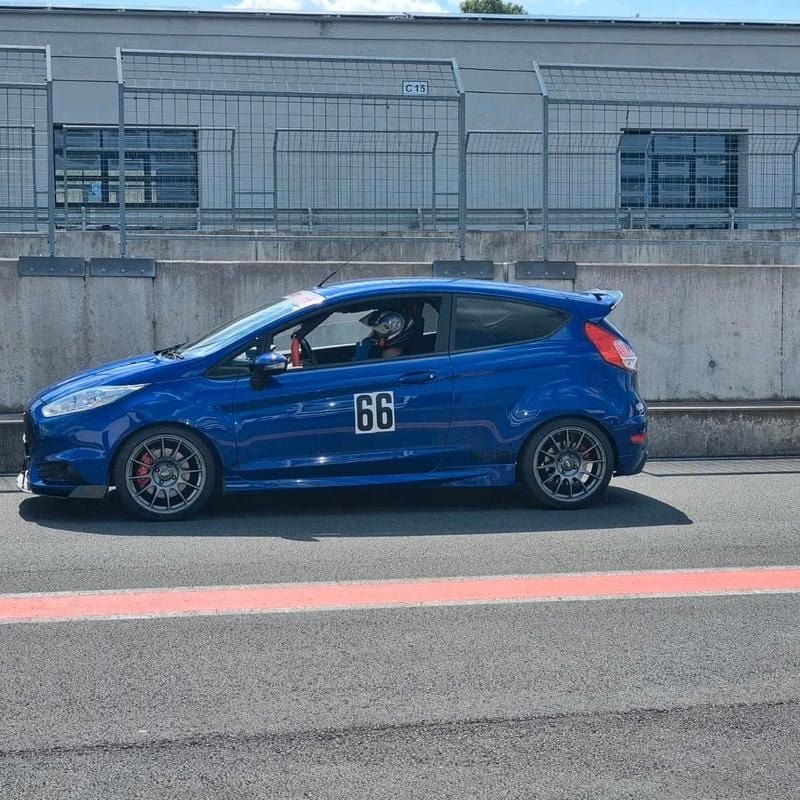 Blau Gebraucht 2016 Ford Fiesta ST Kleinwagen | 25.000 € - Bild 1/4