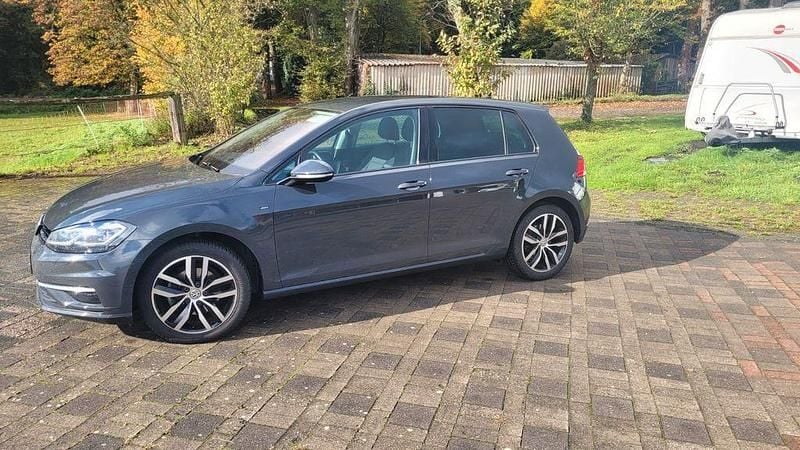 Grau Gebraucht 2019 VW Golf VII Comfortline Limousine | 16.000 € (Guter Preis) - Bild 1/4