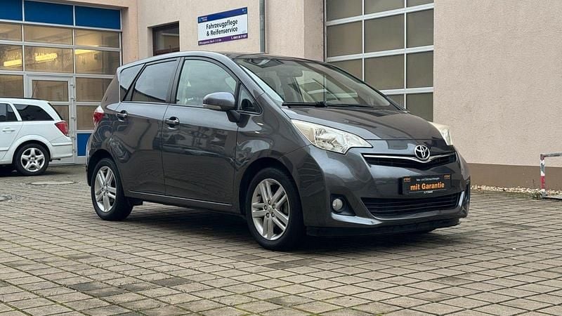 Grau Gebraucht 2013 Toyota Verso-S Club Van / Kleinbus | 7.490 € (Guter Preis) - Bild 1/4