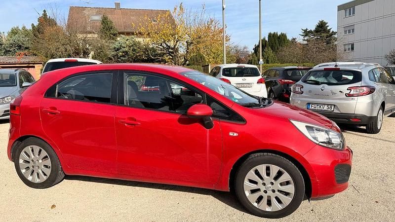 Gebraucht Kia Rio Edition 7 86 PS (63 kW) 2012 Rot Limousine
