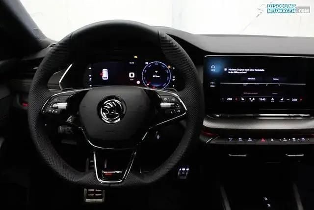 Brillantsilber metallic Gebraucht 2023 Skoda Octavia RS Kombi | 38.990 € (Teuer) - Bild 1/4