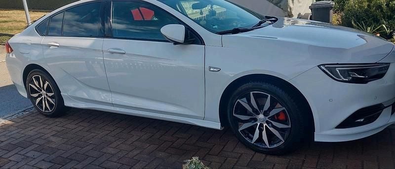 Weiß Gebraucht 2018 Opel Insignia Limousine | 14.900 € (Guter Preis) - Bild 1/4