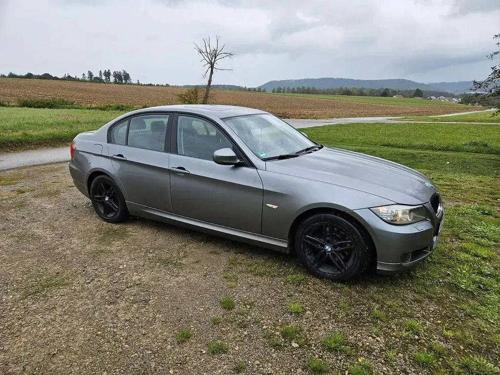 Gebraucht BMW 318 143 PS (105 kW) 2010 Grau Limousine