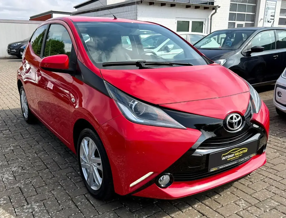 Gebraucht Toyota Aygo X-play 69 PS (50 kW) 2018 Rot Kleinwagen
