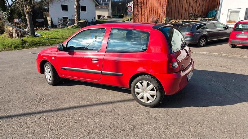 Gebraucht Renault Clio II 58 PS (42 kW) 2009 Rot Limousine