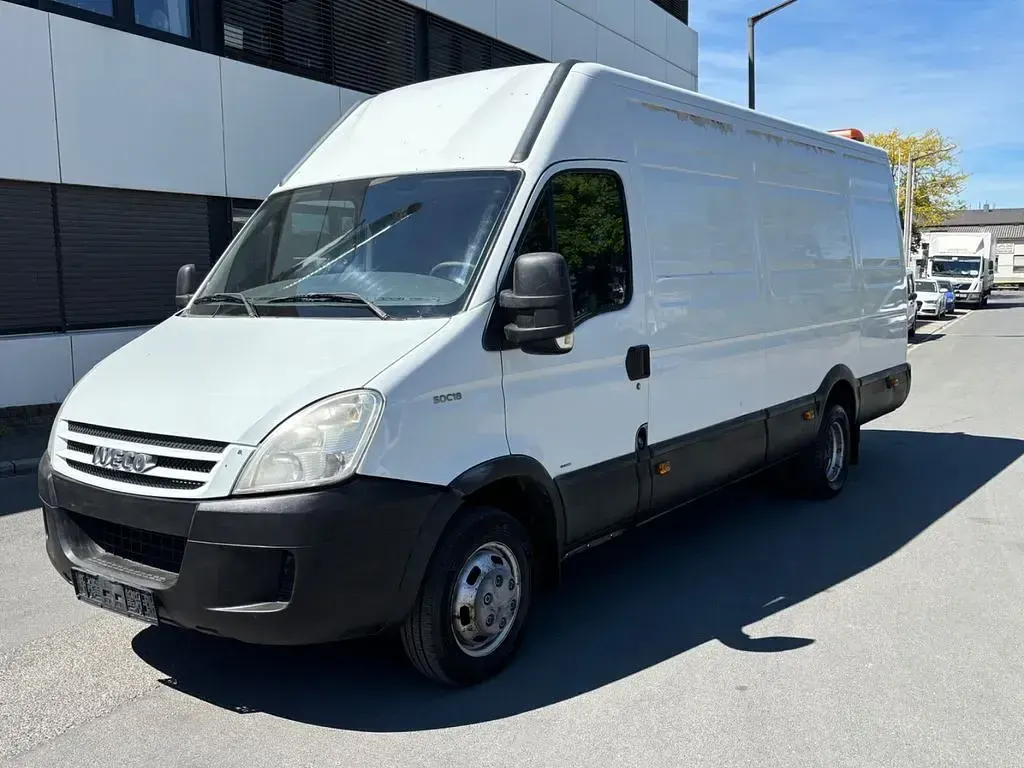 Second-hand Iveco Daily 177 CP (130 kW) 2007 Alb Monovolum
