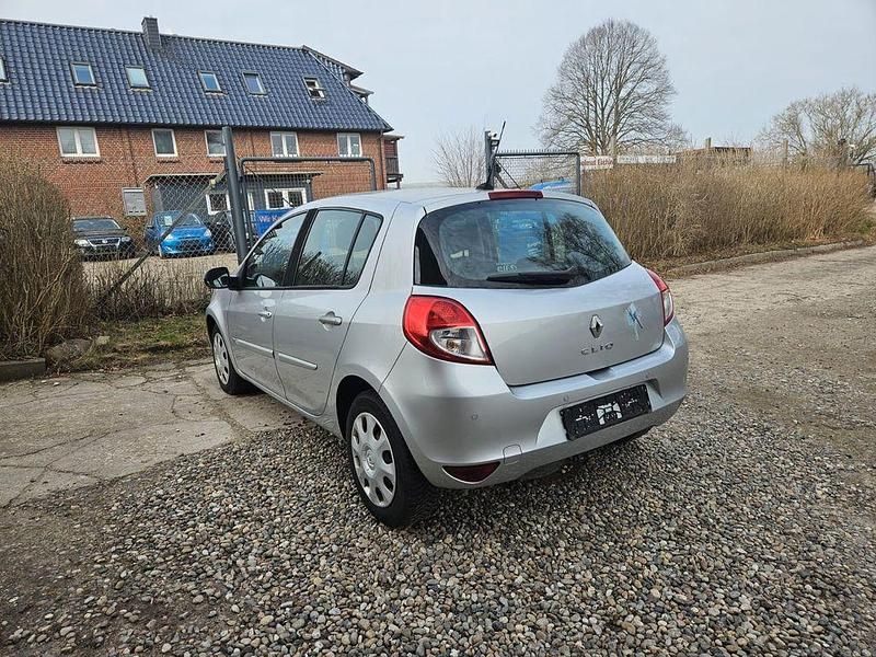 Gebraucht Renault Clio II Dynamique 79 PS (58 kW) 2009 Grau Limousine