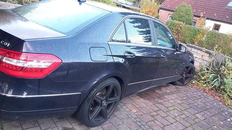Gebraucht Mercedes E250 2011 Blau Limousine