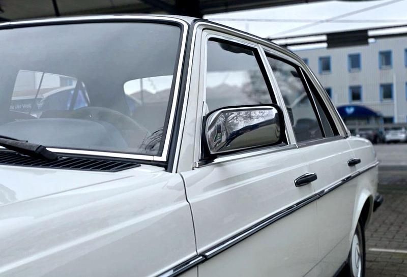 Gebraucht Mercedes 200 109 PS (80 kW) 1982 Weiß Limousine