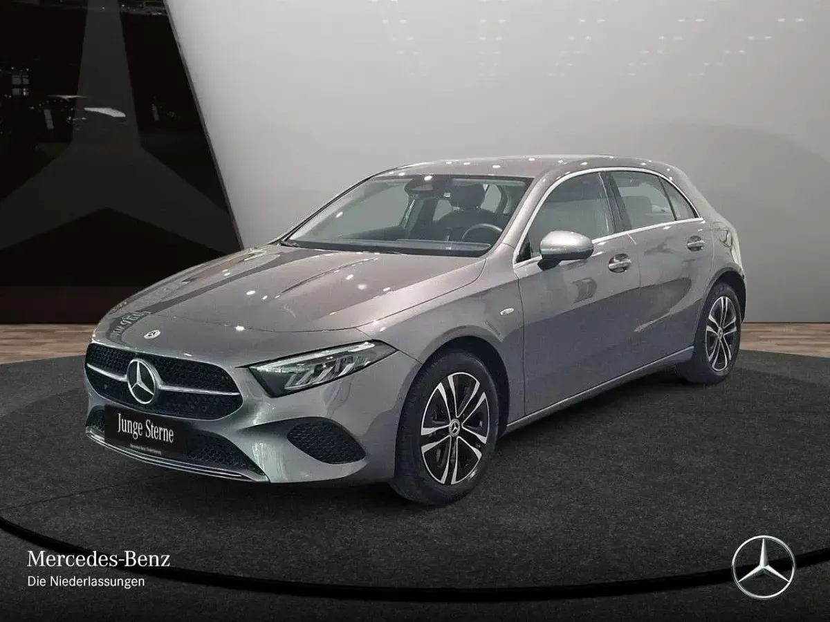 Gebraucht Mercedes A250 Progressive 163 PS (119 kW) 2025 Mountain grau Limousine