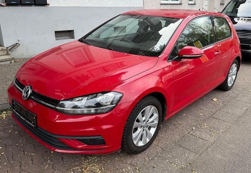 Rot Gebraucht 2018 VW Golf VII Trendline Limousine | 7.999 € (Superpreis) - Bild 1/4