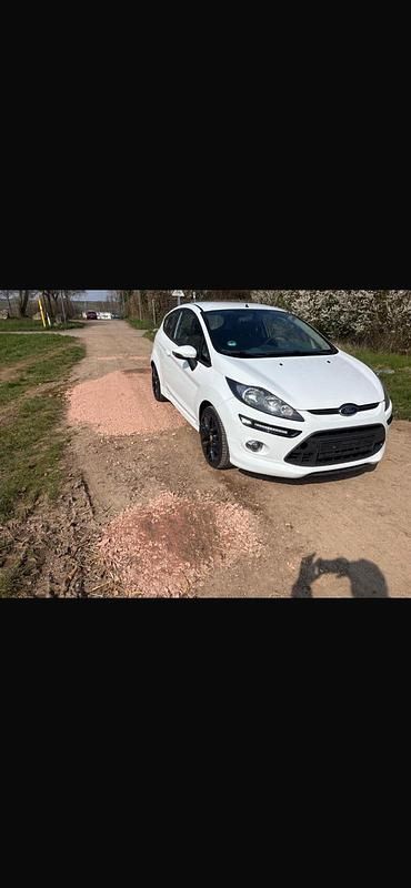 Gebraucht Ford Fiesta 82 PS (60 kW) 2011 Weiß Kleinwagen