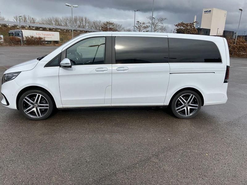 Gebraucht Mercedes V220 Avantgarde 163 PS (119 kW) 2025 Weiß Van / Kleinbus