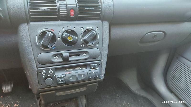 Second-hand Opel Corsa Slam 45 CP (33 kW) 1995 Albastru Hatchback
