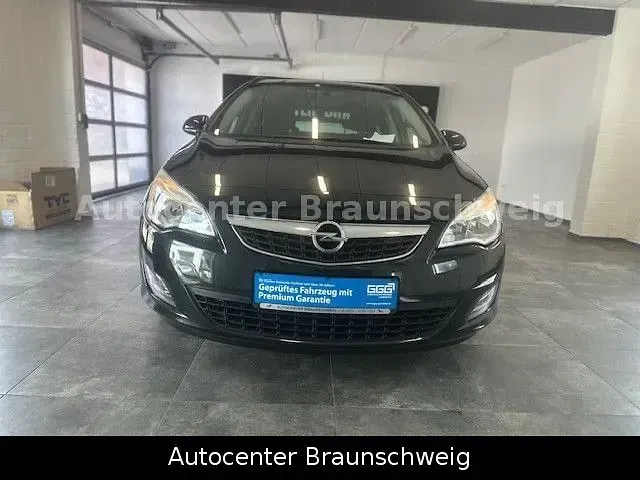 Używany Opel Astra Design Edition 140 KM (102 kW) 2012 Czarny Kombi