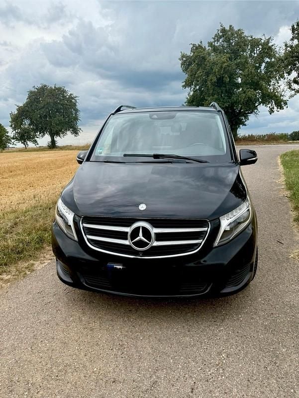 Schwarz Gebraucht 2015 Mercedes V220 Avantgarde Edition Van / Kleinbus | 29.950 € (Guter Preis) - Bild 1/4