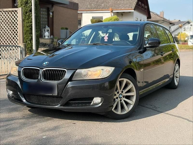 Gebraucht BMW 320 177 PS (130 kW) 2010 Schwarz Kombi