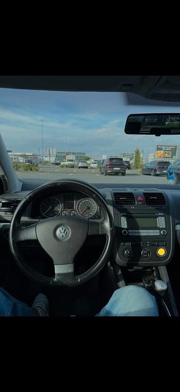 Second-hand VW Golf V 102 CP (75 kW) 2007 Negru Berlinǎ