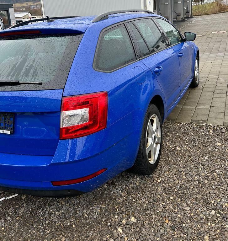 Blau Gebraucht 2018 Skoda Octavia Clever Kombi | 14.800 € (Fairer Preis) - Bild 1/4