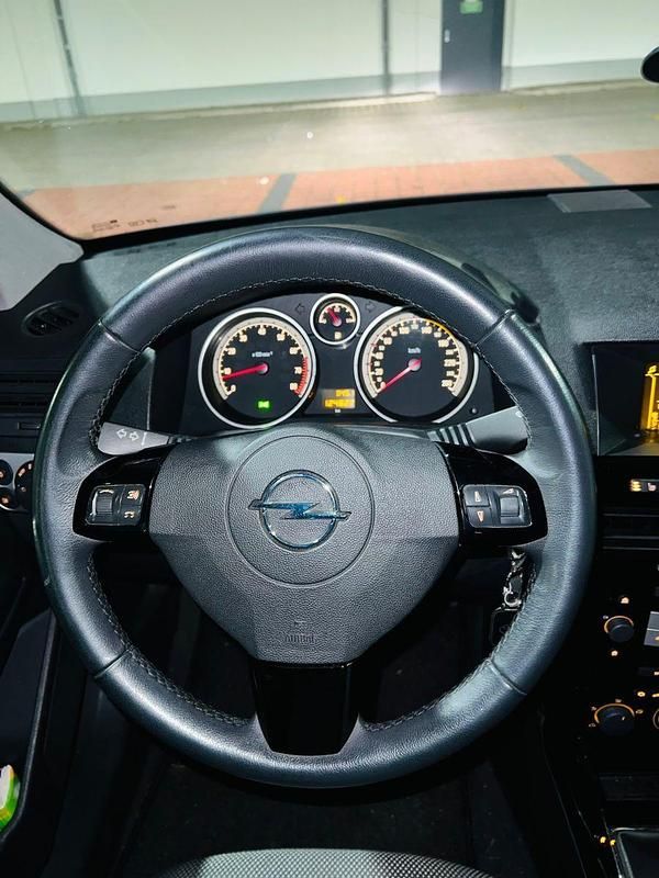 Gebraucht Opel Astra Edition 116 PS (85 kW) 2010 Blau Kombi