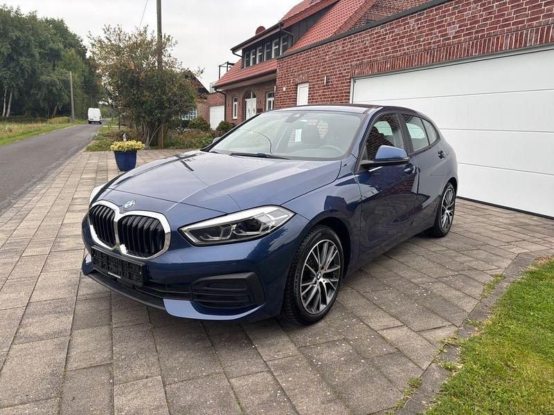 Blau Gebraucht 2021 BMW 118 Advantage Kleinwagen | 14.990 € (Guter Preis) - Bild 1/4