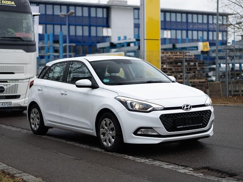 Gebraucht Hyundai i20 Trend 84 PS (61 kW) 2017 Weiß Kleinwagen