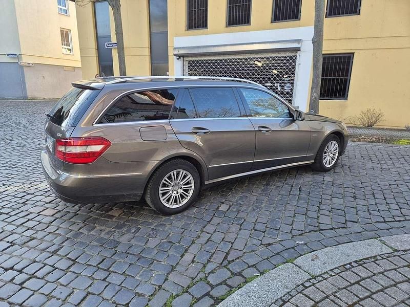 Gebraucht Mercedes E220 Elegance 170 PS (125 kW) 2010 Braun Kombi