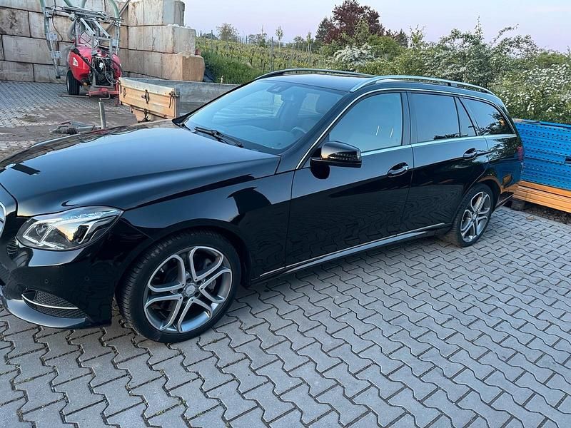 Schwarz Gebraucht 2016 Mercedes E350 Kombi | 18.500 € (Fairer Preis) - Bild 1/2