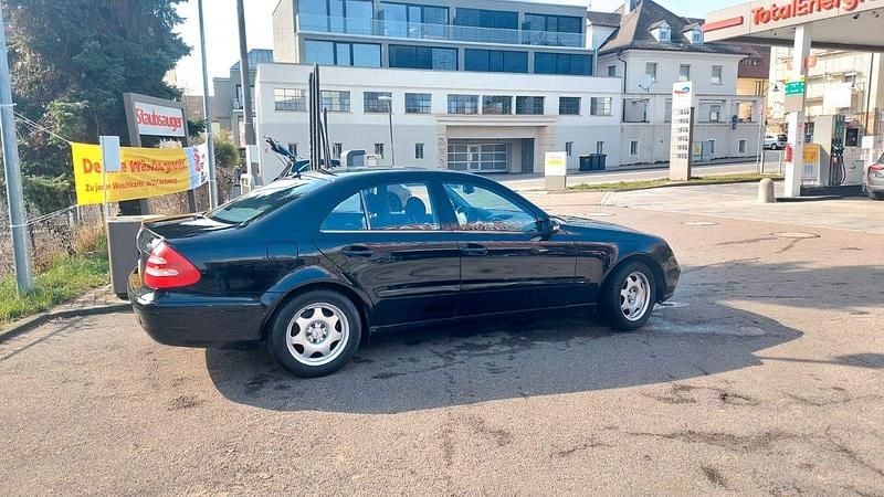 Gebraucht Mercedes E220 Avantgarde 150 PS (110 kW) 2003 Schwarz Limousine