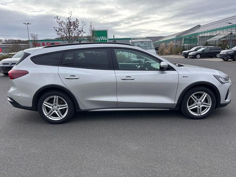 Gebraucht Ford Focus Active X 120 PS (88 kW) 2022 Silber Limousine