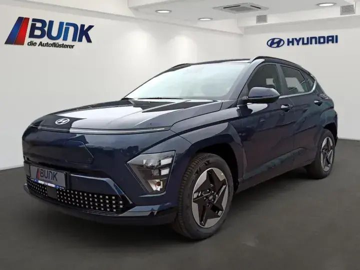 Sailing blue Neu 2025 Hyundai Kona Advantage SUV | 32.990 € (Fairer Preis) - Bild 1/4