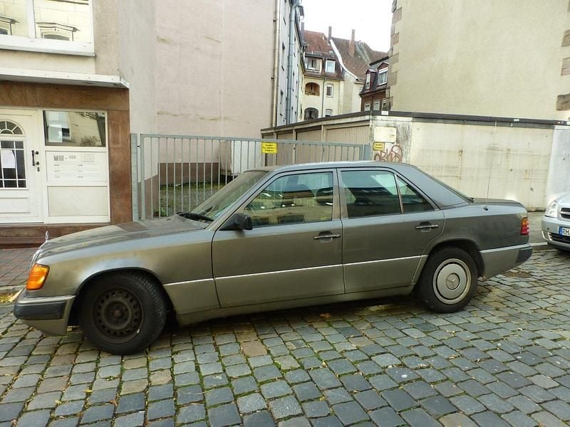 Grau Gebraucht 1993 Mercedes E200 Limousine | 2.700 € - Bild 1/4