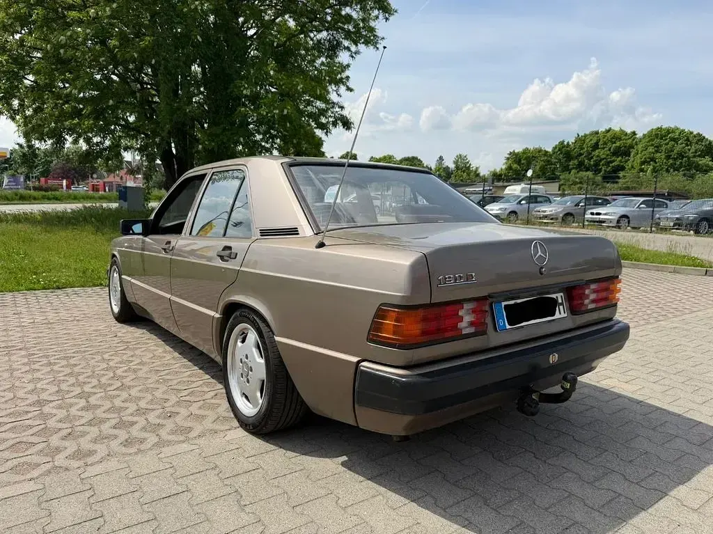 Używany Mercedes 190 75 KM (55 kW) 1989 Andere farben Sedan/Limuzyna