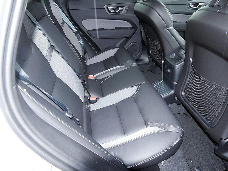 Neu Volvo XC60 Plus 455 PS (334 kW) 2025 Crystal weiss SUV