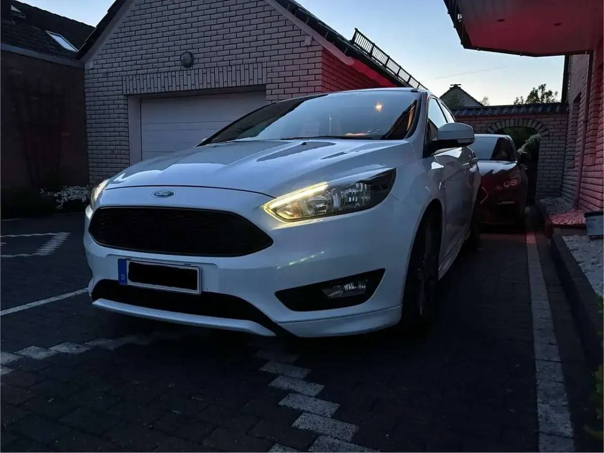 Gebraucht Ford Focus ST-Line 125 PS (91 kW) 2017 Weiß Limousine