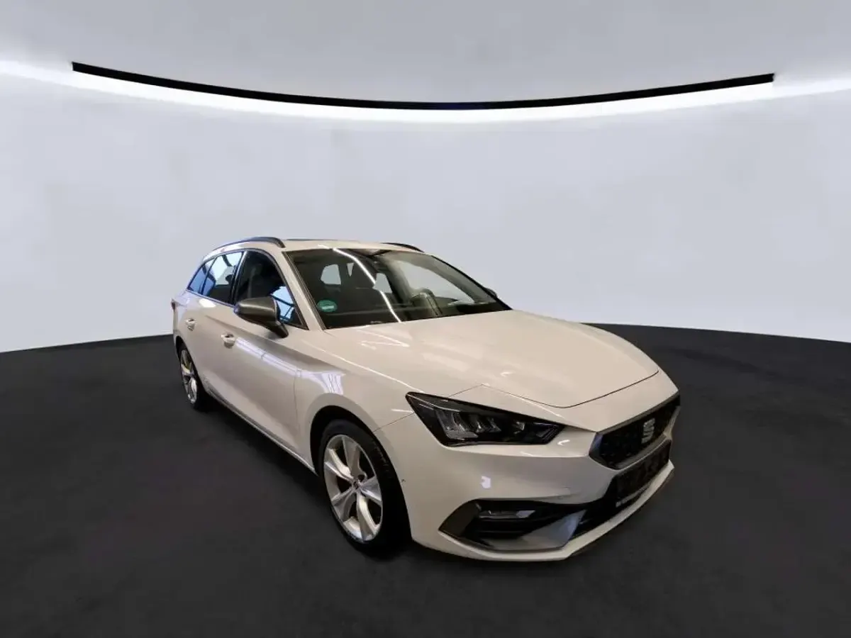 Gebraucht Seat Leon FR-Line 150 PS (110 kW) 2023 "candy" weiss Kombi