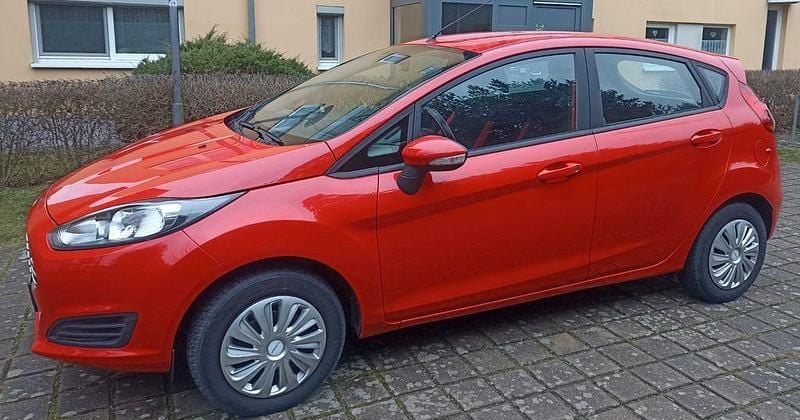 Rot Gebraucht 2013 Ford Fiesta Trend Kleinwagen | 5.800 € (Fairer Preis) - Bild 1/4
