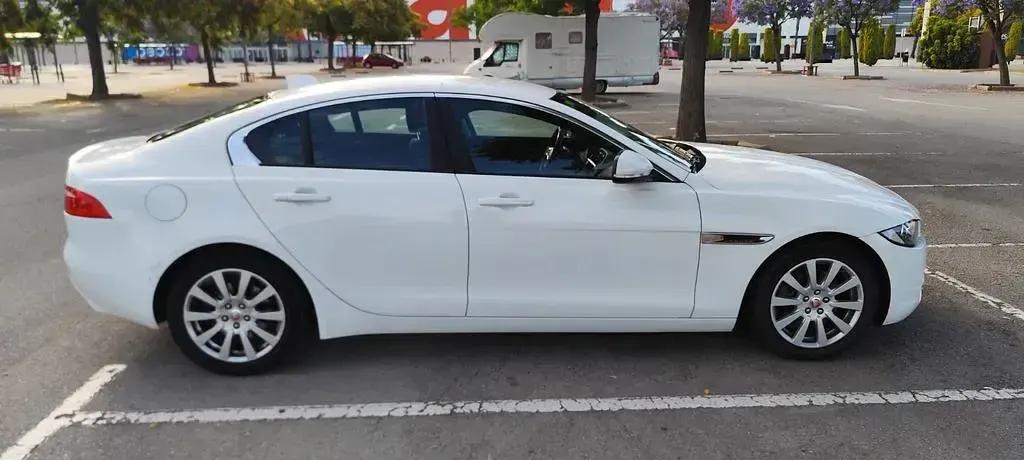 Gebraucht Jaguar XE Pure 179 PS (131 kW) 2018 Weiß Limousine