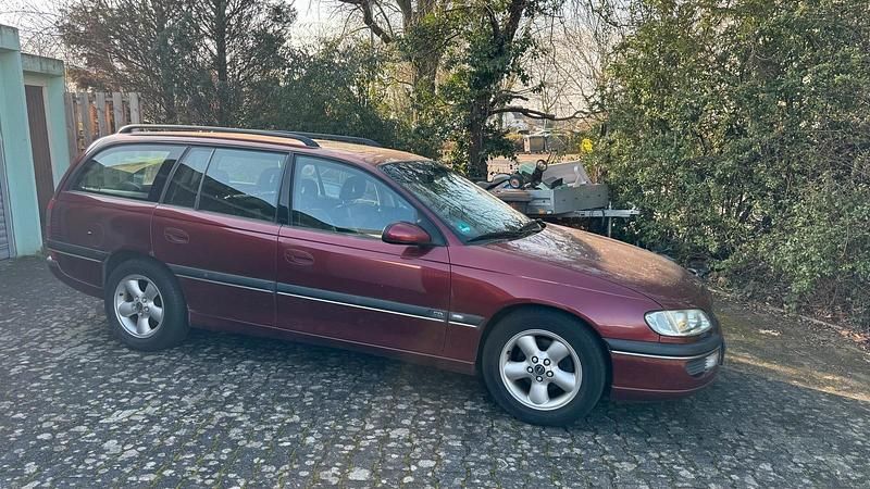 Second-hand Opel Omega 1997 Roșu Berlinǎ