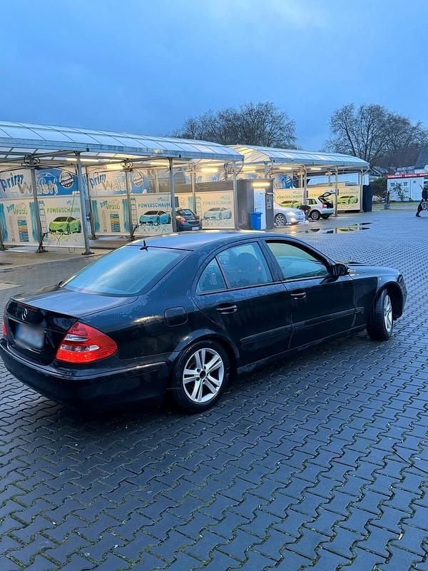 Gebraucht Mercedes E240 177 PS (130 kW) 2005 Schwarz Limousine