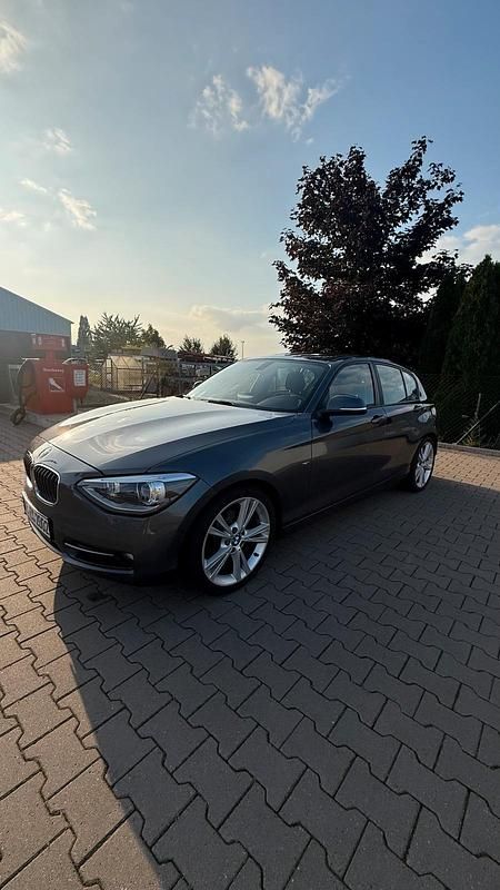 Grau Gebraucht 2011 BMW 116 Sport Line Kleinwagen | 8.300 € (Etwas zu teuer) - Bild 1/4