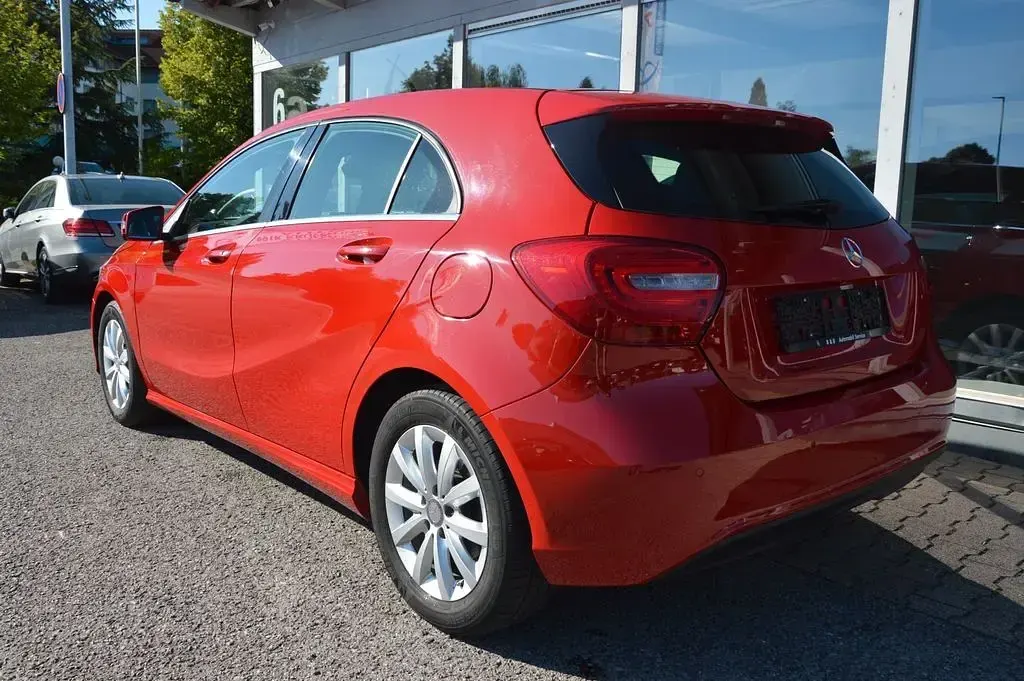 Gebraucht Mercedes A180 122 PS (89 kW) 2014 Rot Kleinwagen